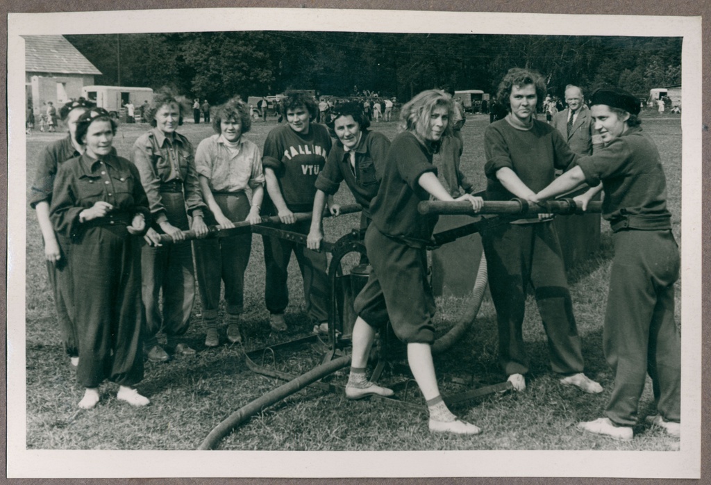 Käsipritsi võistkond peale võistlust