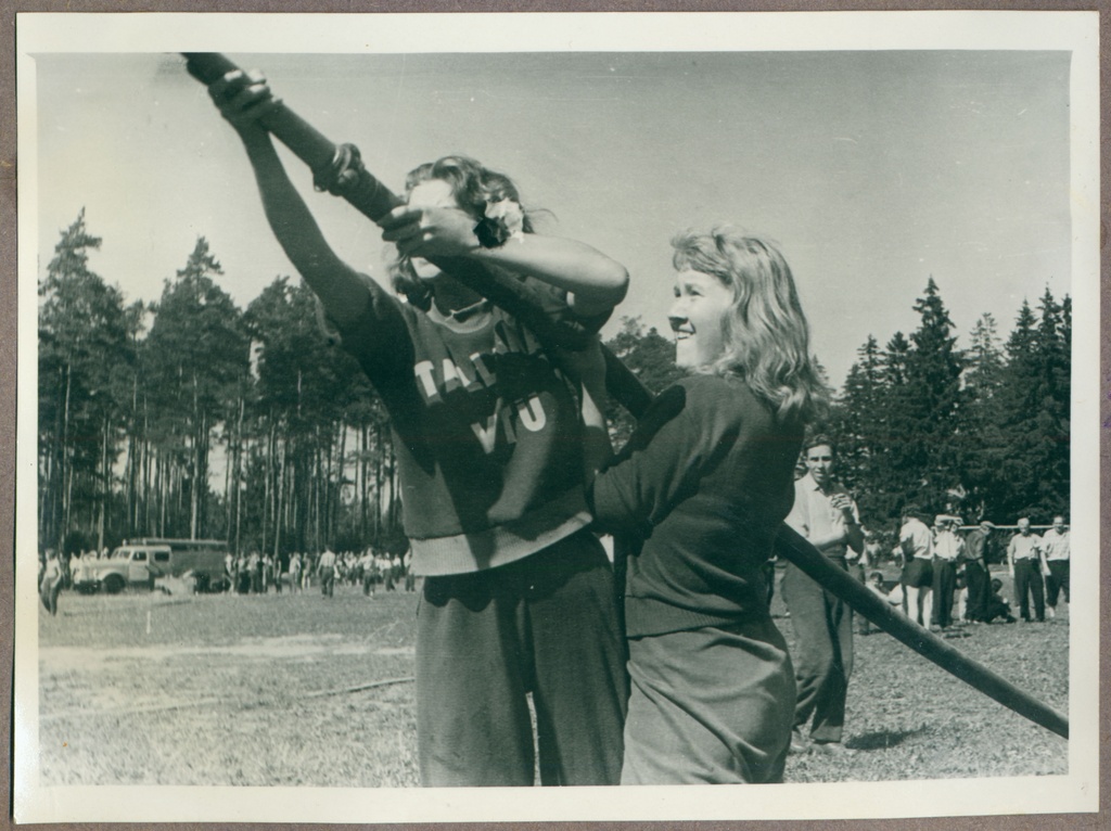 Tütarlapsed veejoaga märklauda purustamas