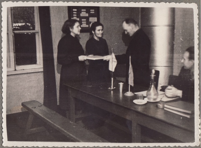 Tallinna Keskrajooni VTÜ II naissalga liikmed Allik ja Tiivet annavad meessalga nõukogu esimehele Heinrich Paulsile üle mälestuseset