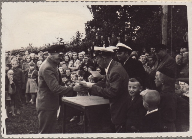 Võistkonna kapten Heinrich Pauls võtab Evald Jäänmerilt diplomit vastu