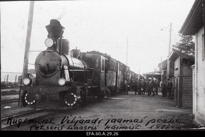 Sakala Jalaväerügemendi ešelon Viljandi raudteejaamas pärast Petseri laagrist saabumist.  duplicate photo