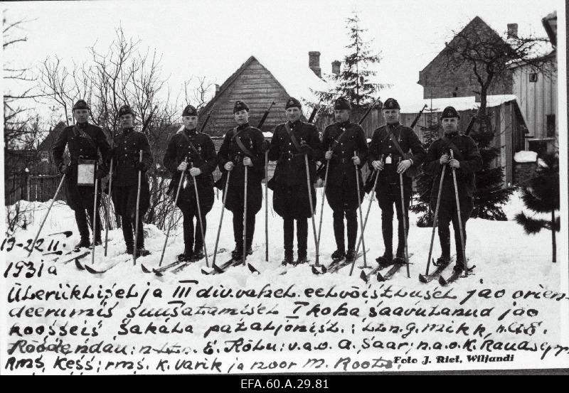 Üleriigilisel orienteerumissuusatamisel 1.koha saavutanud Sakala Jalaväerügemendi võistkond: leitnant G. Mikk, nooremleitnant E.Roodendau, nooremleitnant E. Rõlu, vanemallohvitser A. Saar, nooremallohvitser K. Raudsepp, reamees Kess, reamees K. Varik, noorsõdur M. Roots.