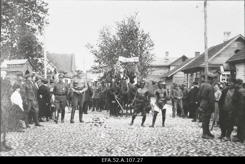 7. jalaväerügemendi I pataljoni sõjaväelased karnevalil.