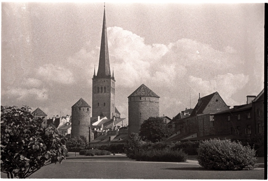 Tallinn, Tornide väljak linnamüüri ja Oleviste kirikuga läänest.