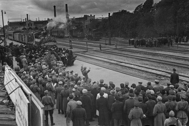 Esimese sõjajärgse reisirongi saabumine Tallinnasse