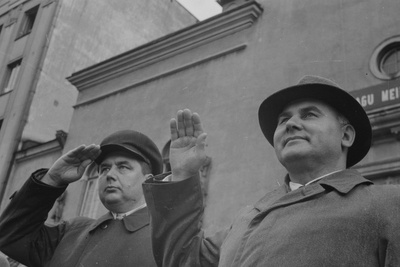 Arnold Veimer ja Johannes Vares võtavad vastu sõjaväe paraadi (1946. a)  duplicate photo