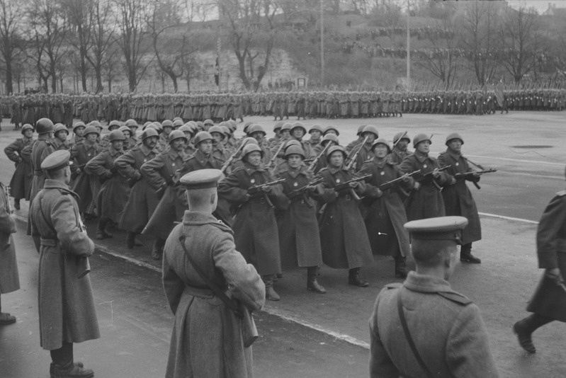 Sõjaväelased paraadil Tallinnas Võidu väljakul (1946)