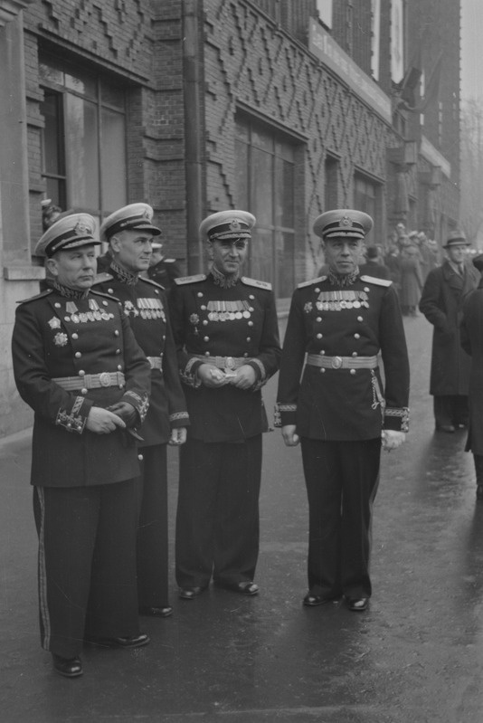 Grupp Balti Laevastiku kõrgeimaid ohvitsere paraadil Tallinnas (1946)