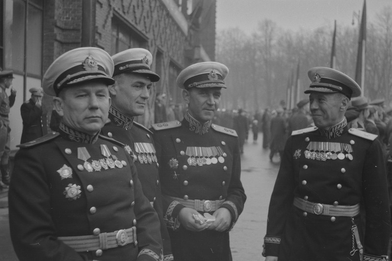 Grupp Balti Laevastiku kõrgeimaid ohvitsere paraadil Tallinnas (1946)