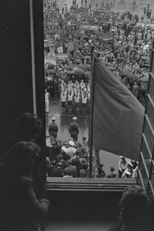 Paraad Tallinnas Võidu väljakul. 1. mai 1946