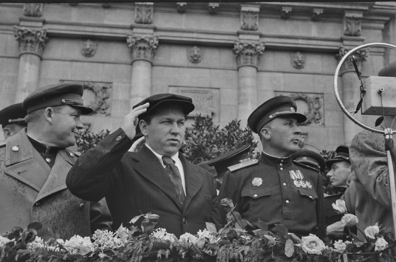 EK(b)P KK sekretär Sergei Sazonov ja kindralmajor Karl Allikas tribüünil. 1. mail 1946. a