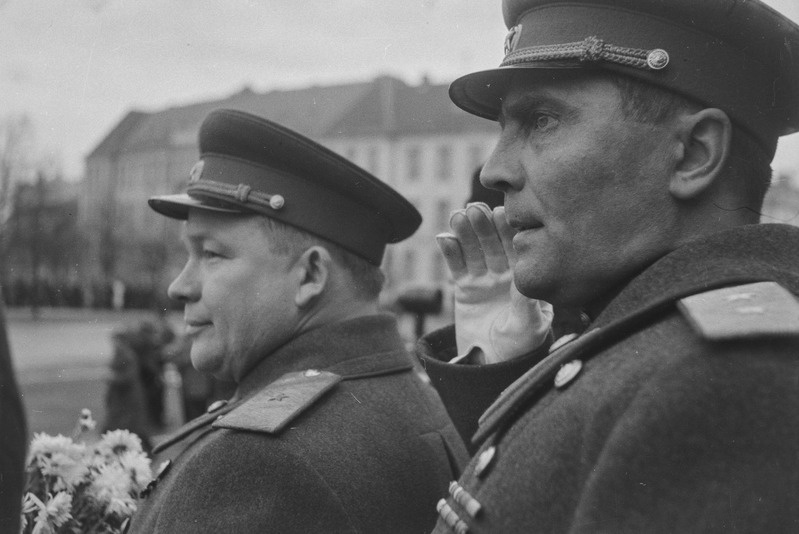 Kindralmajor Lembit Pärn (paremal) tribüünil 1. mail 1946