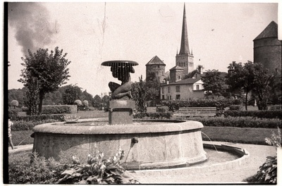 Tallinn, Tornide väljak, esiplaanil purskkaev, taga müür ja Oleviste kirik.  duplicate photo
