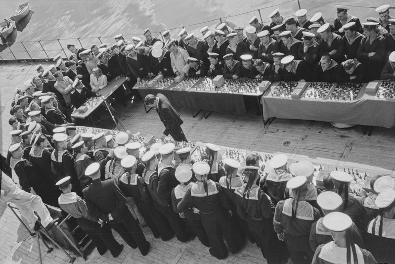 Paul Keres viimas läbi 40 laual simultaani meremeestega Balti laevastiku laeval "Oktoobrirevolutsioon" 1946.aastal Tallinnas.
