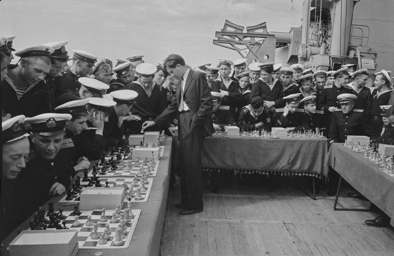 Paul keres viimas läbi 40 laual simultani meremeestega Balti laevastiku laeval "Oktoobrirevolutsioon" 1946.aastal Tallinnas.
