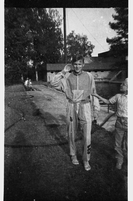 Dressides noormees basseini ääres