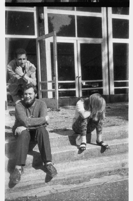 Jõhvi noored trepil istumas