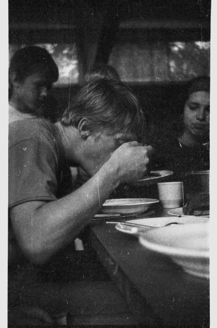 Jõhvi noored sööklas söömas