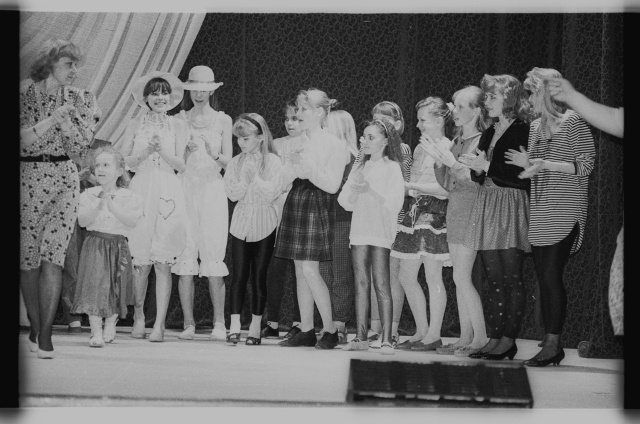 Tantsuvõistlus koolis; esinejad