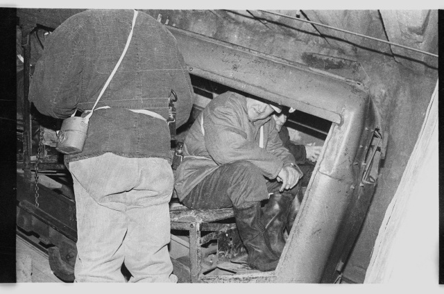 Ekskursioon Estonia kaevandusse; külalised kaevanduslifti sisenemas