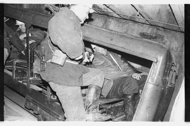 Ekskursioon Estonia kaevandusse; külalised kaevanduslifti sisenemas