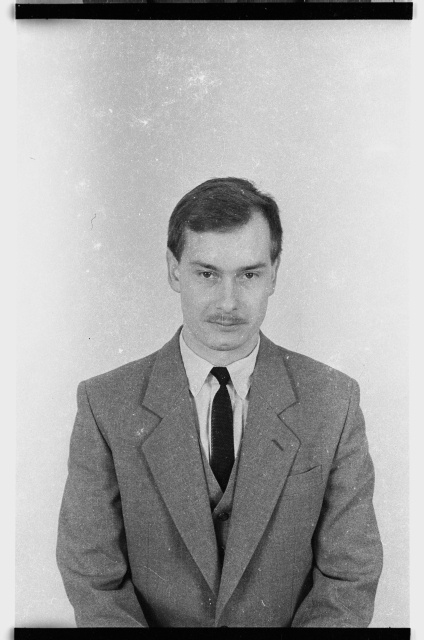 Portreefoto, heledas ülikonnas mees