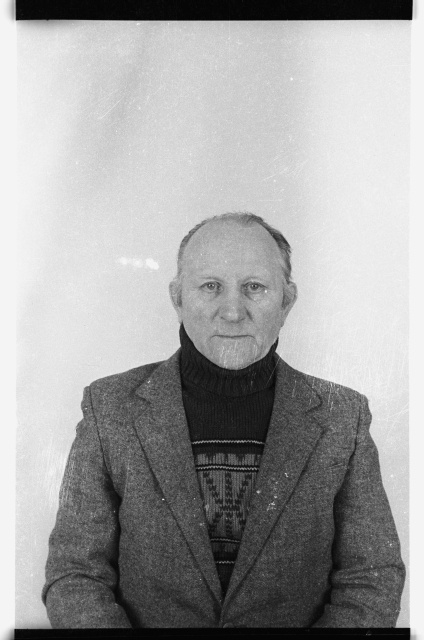 Portreefoto, kampsuni ja pintsakuga vanem mees