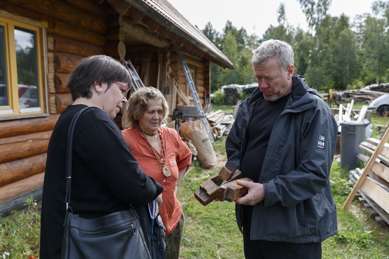 Liisi Jääts, Ülle Kuldkepp ja Aivar Ruukel Mardi talu höövleid uurimas