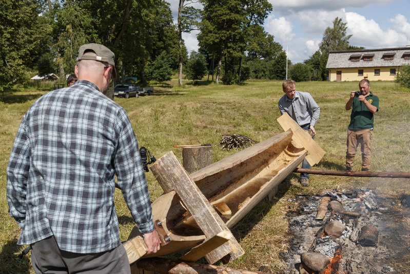 Laotamise käigus keeratakse haabjatoorikut kord ühe, kord teise pardaga tule poole