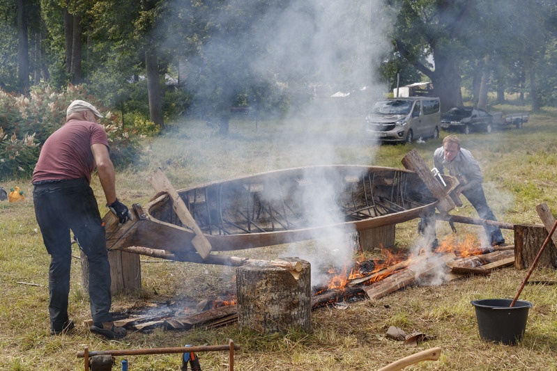 Haabjatoorikul keeratakse teine külg lõkke poole