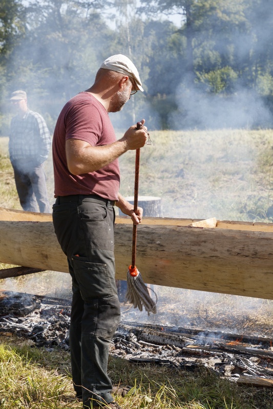 Lõkke kohal kuumutatava haabjatooriku väliskülge niisutatakse