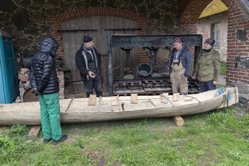 Haabjakoolitusel osalejad laotatud haabja juures aru pidamas