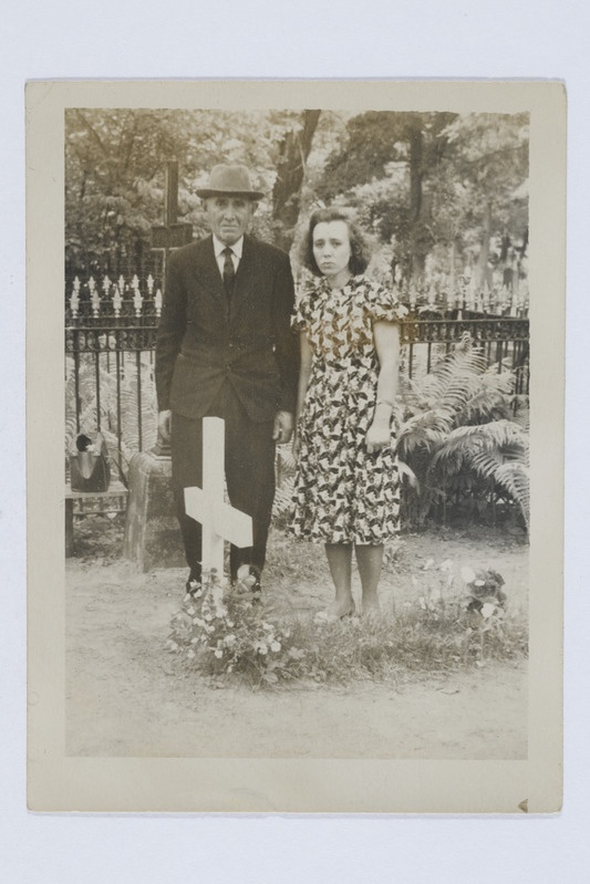 August Urm tütar Tiinaga oma ema Liisa Urmi hauaplatsil