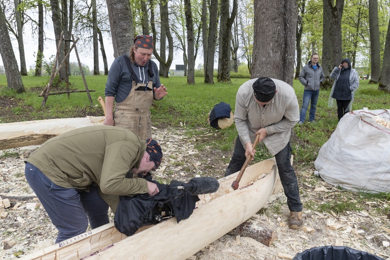 Maido Selgmäe filmimas haabja sisemuse tahumist