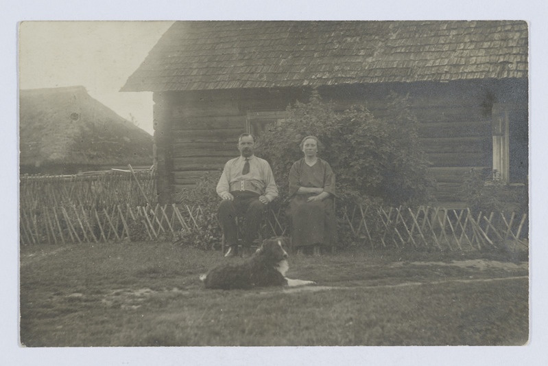 Hans Friedrich ja Alvine Marie Roth (Rohtmaa) koeraga Mälgu talu elamu ees