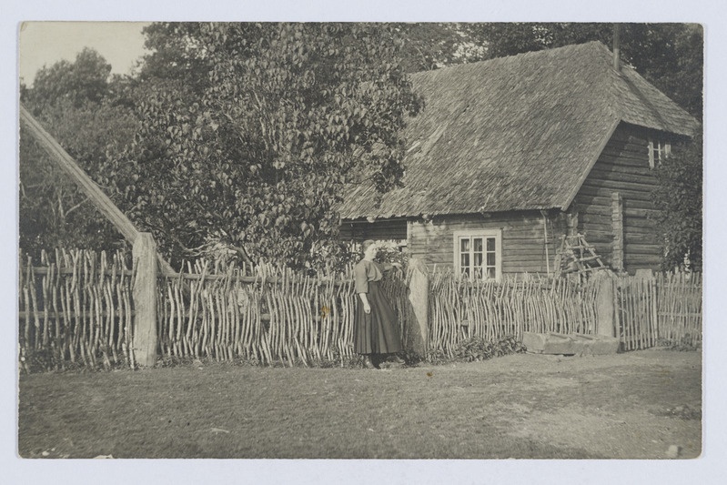 Alvine Marie Roth (Rohtmaa) Mälgu talu ees