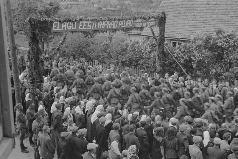 8. Eesti Laskurkorpuse K. Allikase diviis tagasitee Kuramaalt. Saabumine Kilingi-Nõmmele. Kohalikud elanikud sõdureid vastu võtmas