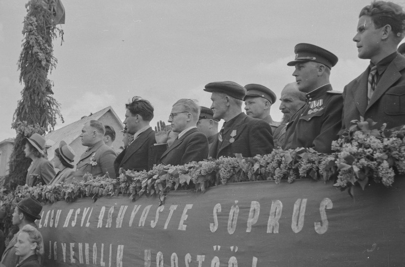 8. Eesti Laskurkorpuse K. Allikase diviis tagasitee Kuramaalt. Saabumine Kilingi-Nõmmele. Vaade tribüünidele