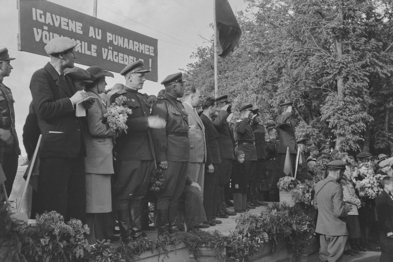 8. Eesti Laskurkorpuse poliitosakonna ülem Algus Raadik (keskel) esinemas väeosas