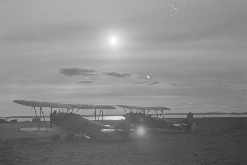 Eskadrill Tasuja lennukid lennuväljal