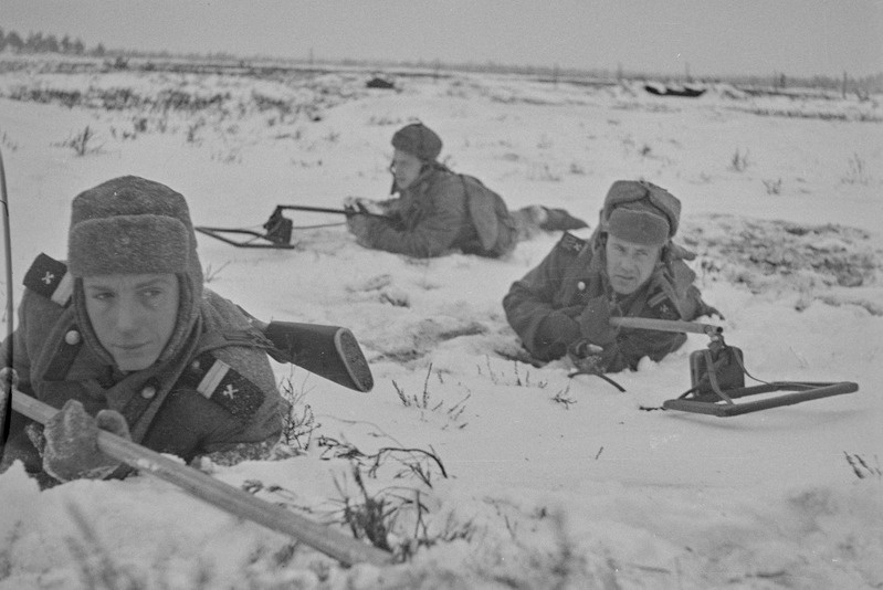 8. Eesti Laskurkorpus. Kindralmajor J. Lombaku diviisi sapöörid miine otsimas (1944)