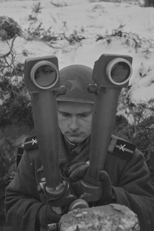 8. Eesti Laskurkorpus. Käärpikksilmaga kaevikus vaatlusi teostamas (1944)