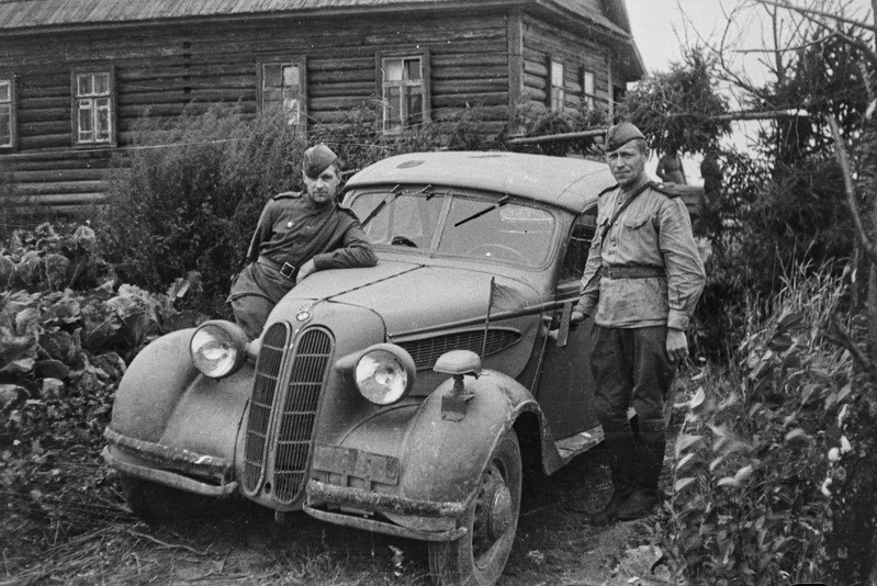 Eesti Laskurkorpus. Kaks sõjaväelast auto juures