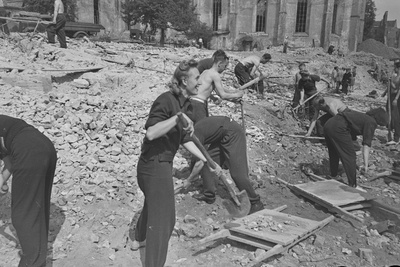 Tallinn, Harju tänava taastamine. Linna taastajaid abistasid Riia kommunistlikud noored  similar photo