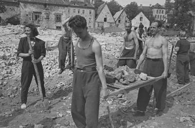 Tallinn. Harju tänava taastamine. Linna taastajaid abistasid Riia kommunistlikud noored  similar photo