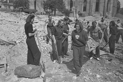 Tallinn. Harju tänava taastamine. Linna taastajaid abistasid Riia kommunistlikud noored  similar photo