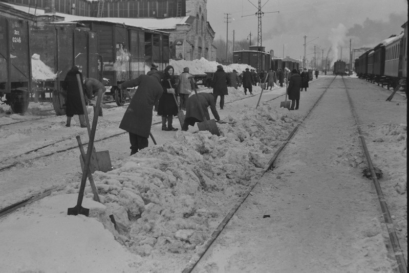 Tallinn, linlased lumekoristustöödel raudteel 1945.a.