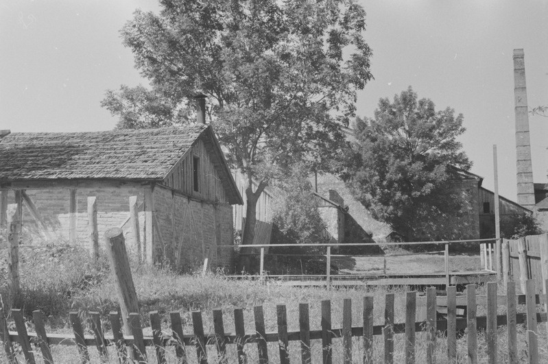 Vaade Meleski klaasivabriku hoonetele lõunast. Esiplaanil tambiruum.