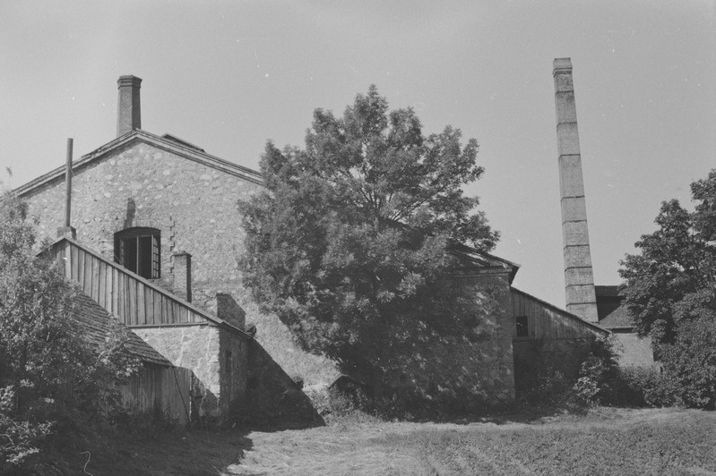 Meleski klaasivabrik lõunast. Parmal generaatori korsten, vasakul karastusahju korsten.