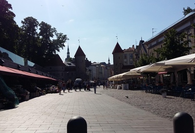 Tallinn, Viru tänav, vaade Viru värava eesvärava tornidele. rephoto